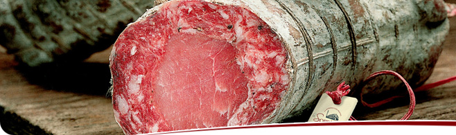 La sopressa del Palladio, di colorazione rosso opaco, al taglio è ben visibile il filetto inserito